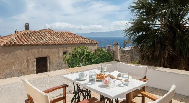 Люкс Menexes Suites Monemvasia