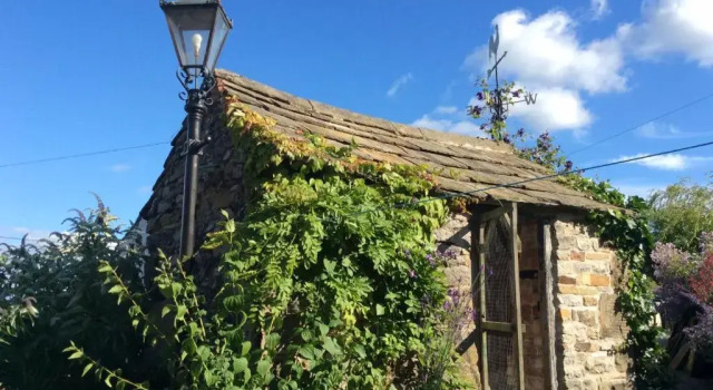 West end cottage and shippon, Varaa Lomakoti Eyam Derbyshire