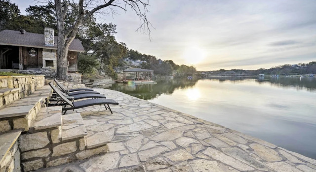 Коттедж Bright n Breezy Waterfront Lake Granbury Getaway!