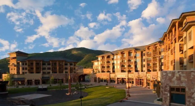 Comfortably Furnished Condo w Canyons Village View Save 20% on 7 Nights, Забронировать Апартаменты/квартира Отели Парк-Сити с парковкой, рядом с Canyons Parking Lot, Парковка