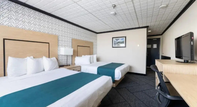 Четырёхместный номер Standard Sternwheeler Hotel & Conference Centre, Trademark by Wyndham