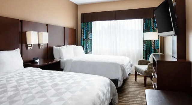Четырёхместный люкс Holiday Inn Hotel & Suites Overland Park-West by IHG