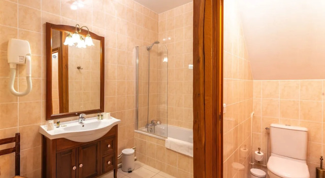 Четырёхместный семейный номер Standard Logis Hotel de La Cloche