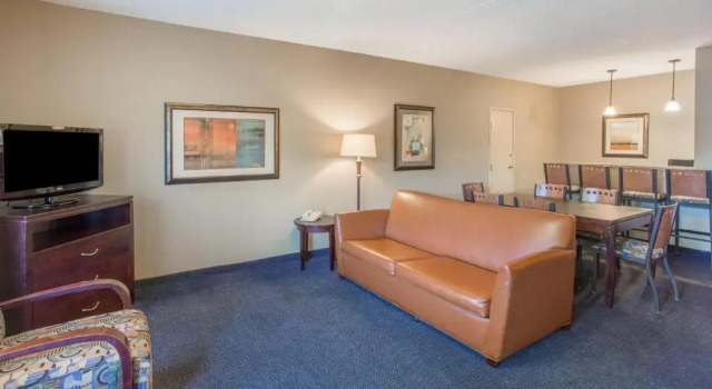 Четырёхместный люкс Days Inn & Suites by Wyndham Mesa Near Phoenix