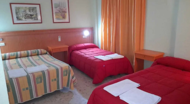 Трёхместный номер Standard с балконом Hostal Carlos III