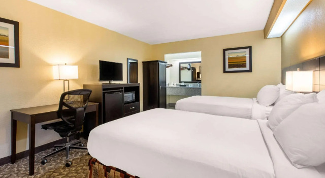 Четырёхместный номер Standard Ramada by Wyndham Santee I-95