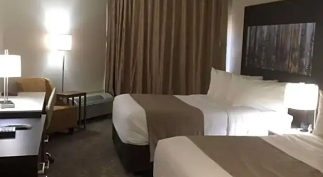 Standardowy czteroosobowy pokój i balkonem Aiden by Best Western Warm Springs Hotel and Event