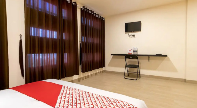Люкс Deluxe OYO 786 Sutomo Guest House