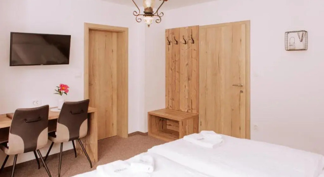 Gostišče Krivograd, Book Hotel Hoteller i Prevalje med parkering, Parkering