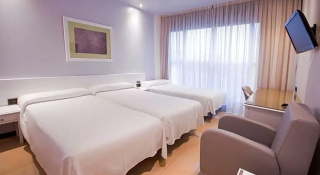 Номер Standard Hotel Auditorio Santiago & Spa