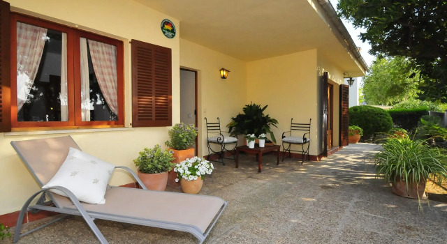 Well maintained house with garden 100m from the beach, patio, BBQ and wifi, 预订 度假屋 阿尔库迪亚 马略卡岛