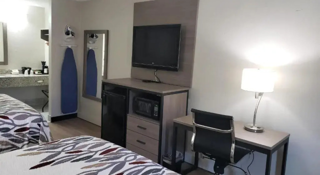 Четырёхместный номер Deluxe Red Roof Inn Cullman