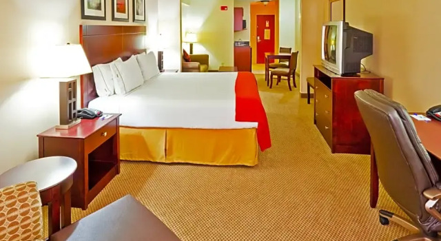 Двухместный люкс Holiday Inn Express Hotel & Suites Dickson by IHG