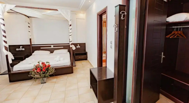 Полулюкс Elani Bay Resort