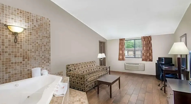 Двухместный люкс c 1 комнатой Ramada by Wyndham Allentown Bethlehem