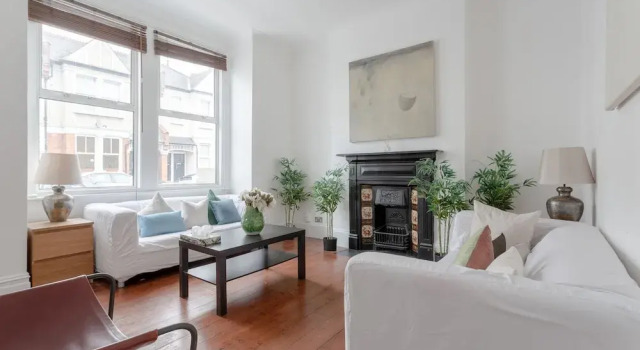 Spacious 4 Bedroom House Close to Tooting Station, Забронировать Отель Отели Англии 3 звезды, 3*