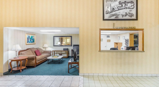 Super 8 by Wyndham Bentonville, Забронировать Мини-отель Отели Бентонвилл с бассейном, рядом с Horsebarn Trailhead, Бассейн