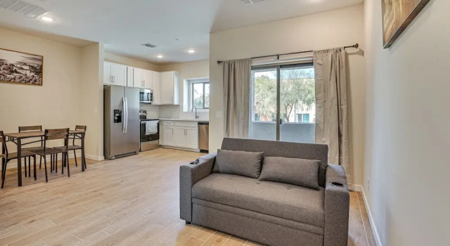 Community Pool & Hiking Trails: Deer Valley Condo, Забронировать Апартаменты/квартира Дир-Вэлли 