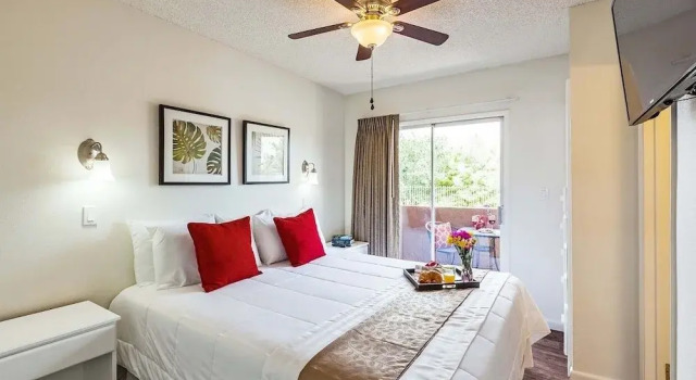140 Fully Furnished Condo with WiFi by RedAwning, Забронировать Апартаменты/квартира Апартаменты Пруда в Темпе, рядом с Vista Del Camino Park, Апартаменты/квартира