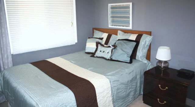 Downtown Whitby Furnished Homes, Varaa Hotelli  