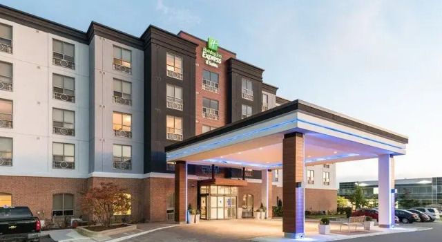 Кровать в общем номере Holiday Inn Express Hotel & Suites Milton by IHG