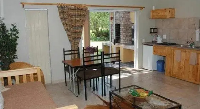 101 Oudtshoorn Holiday Accommodation, Забронировать Отель Отели Оудсхорн 3 звезды, рядом с Suspension Bridge, 3*