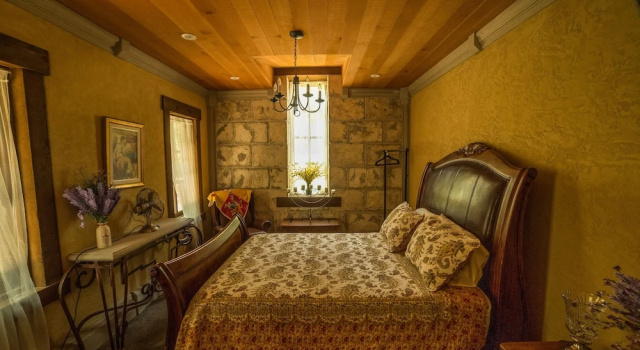 Villa Deluxe Stone Hearst
