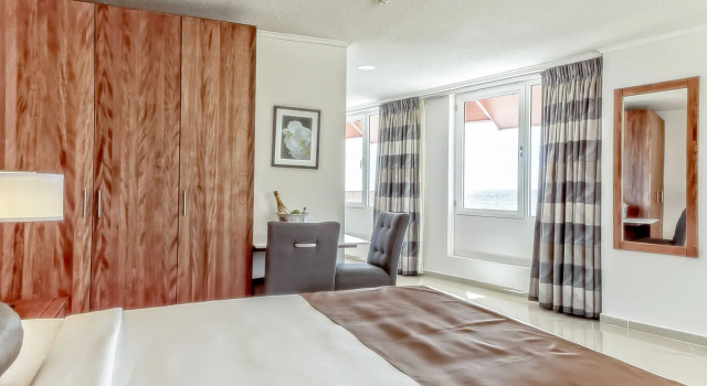 Отель Majestic City Suites & Beach