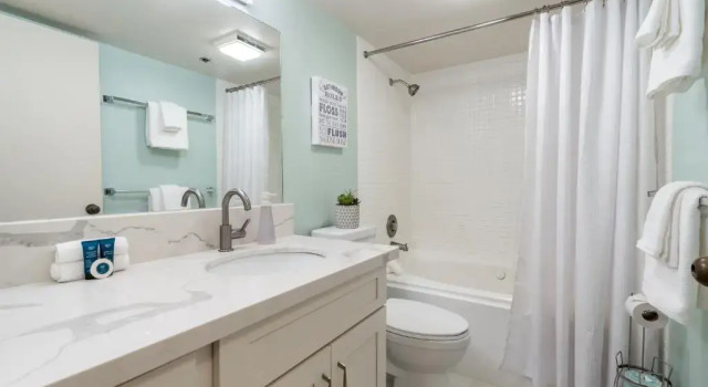 Апартаменты Spacious Downtown Executive Retreat Free Parking