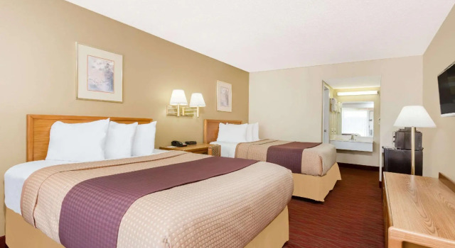 Четырёхместный номер Standard Days Inn by Wyndham Staunton