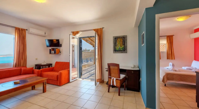 Семейный люкс с 2 комнатами с видом на море Sunrise Beach Suites