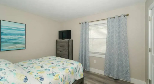 Siesta Key Village-Suite #2: A block to the Beach!