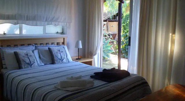Bisibee Guest House, Забронировать Гостевой дом Отели Оудсхорн с парковкой, рядом с CP Nel Museum, Парковка