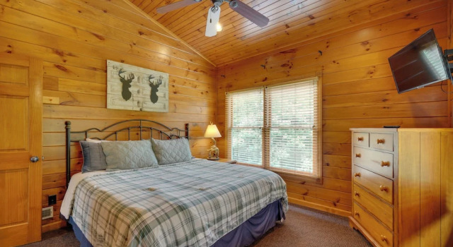 Hot Tub & Deck: Cabin Near Smoky Mtn Trails!