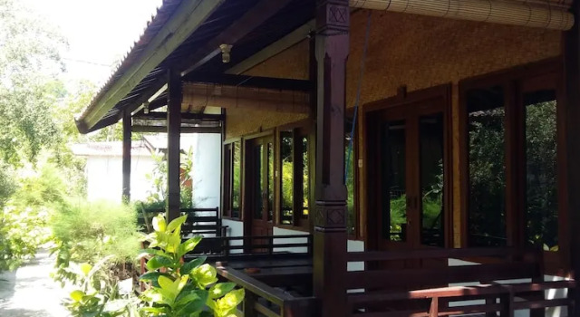 Двухместное бунгало Classic с балконом Yaya Bungalows Blue Coral