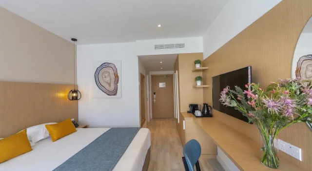 Номер Standard с видом на внутренний двор Leonardo Crystal Cove Hotel & Spa - Adults only