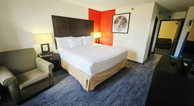 Двухместный полулюкс Ramada Plaza by Wyndham Sheridan Hotel & Convention Center