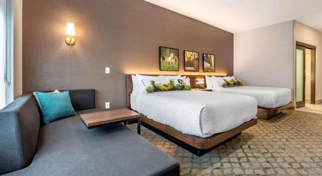 Четырёхместный номер Standard Cambria Hotel Louisville Downtown-Whiskey Row