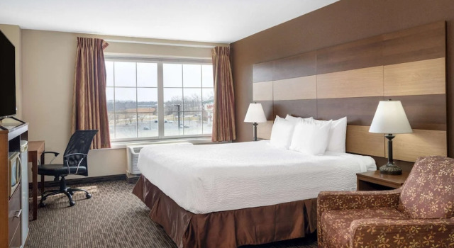 Люкс c 1 комнатой AmericInn by Wyndham Cedar Rapids North