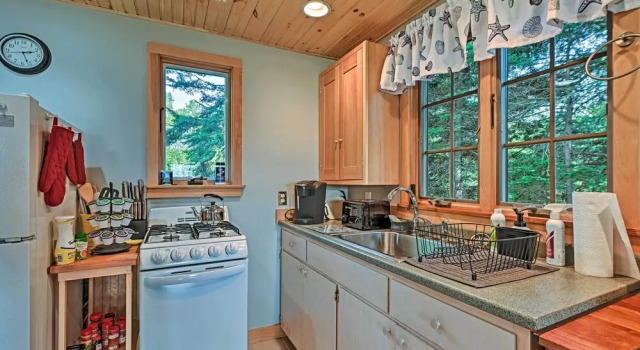 Апартаменты Charming Stonington Studio w/ Ocean Views!