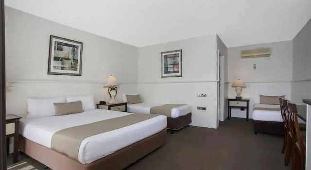 Номер Economy Comfort Inn On Raglan