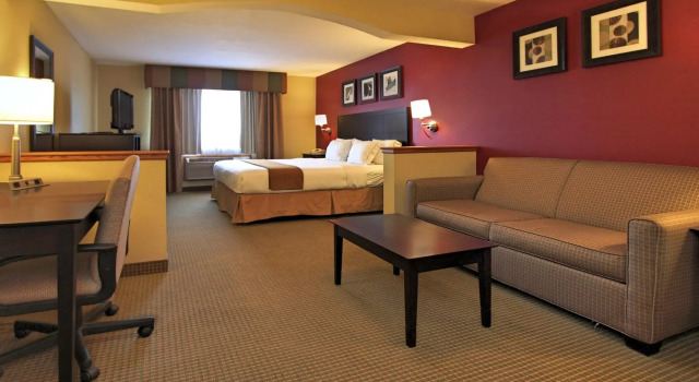 Двухместный люкс Holiday Inn Express Hotel & Suites Defiance by IHG