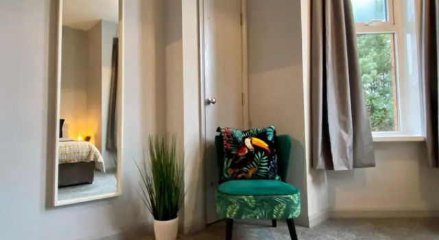 Funky Stylish Apartment! - 5 Minute Walk to the Best Beach! - Great Location - Parking - Netflix - Fast WiFi - Smart TV - Newly decorated - sleeps up to 4! Close to Bournemouth & Poole Town Centre & Sandbanks, Varaa Huoneisto Asunnot kohteessa Merseyside, Huoneisto