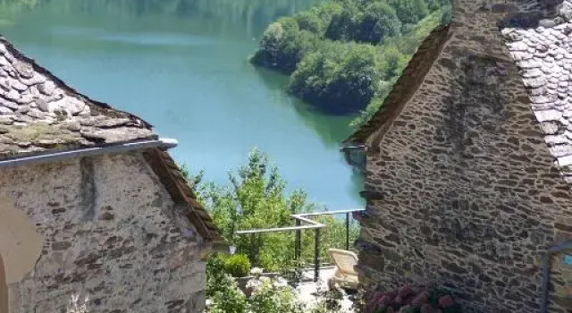 Les Hôtes du Lac, Chambres et tables dhôtes, Rezerwuj Hotel Castelnau-de-Mandailles Aveyron