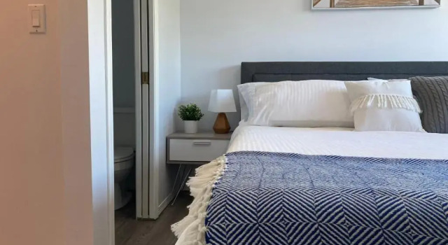 Коттедж Heart of Downtown Kelowna close to Lake 3 Bedrooms