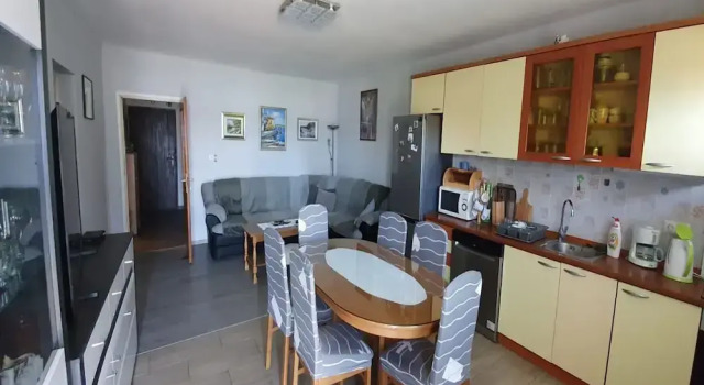 Spacious Apartment Steps From the Beach, With Private Terrace and Grill, Rezervați Apartament Kaštela Ținutul Split-Dalmatia