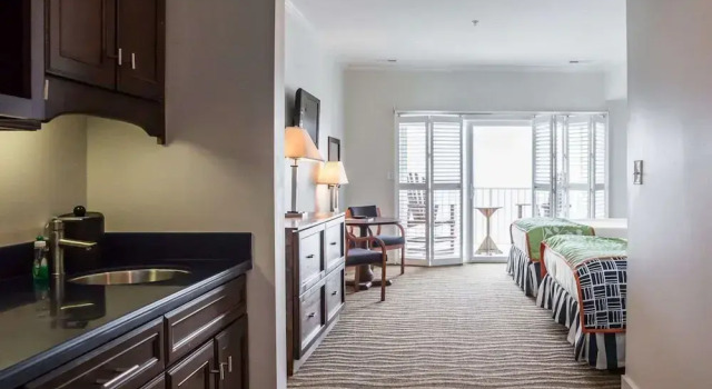 Четырёхместный номер Standard с балконом Island Inn & Suites, an Ascend Collection Hotel