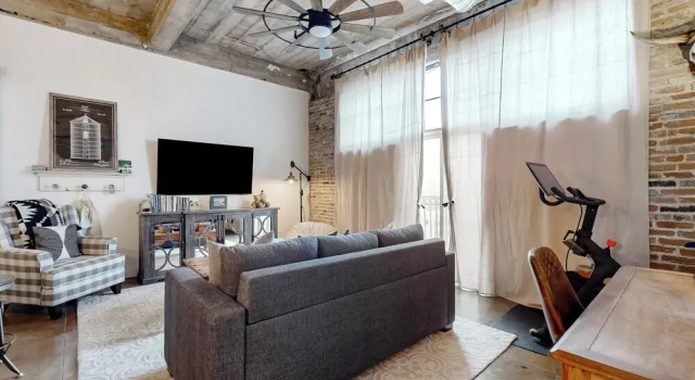 Luxe 1BR Downtown Loft in Historical Building, Varaa Hotelli Waco Texas, lähellä McLane Stadium