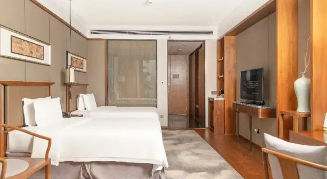 Двухместный номер Standard с балконом и с видом на сад Grand Skylight International Hotel Pingshan