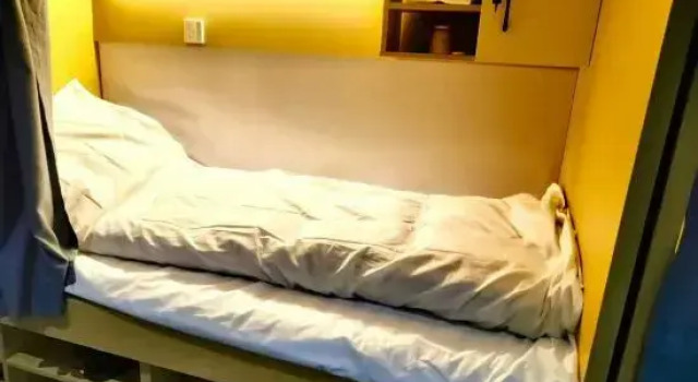 Кровать в общем номере (мужской номер) Lianhua Zhishang Hotel